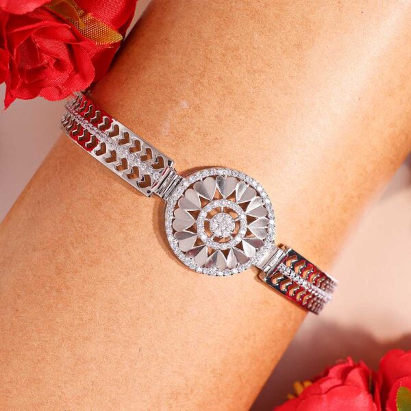 Empress Gleam Solitaire Bracelet - Image 5