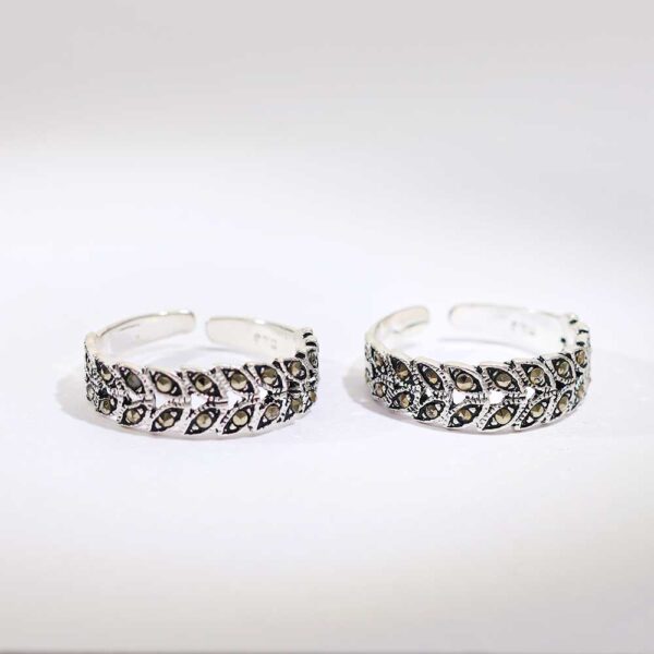 Tribal Elegance Toe Rings - Image 2