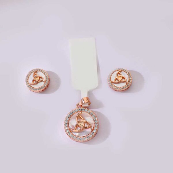 Pearl Radiance Trinity Set/With Or Without Chain - Image 6
