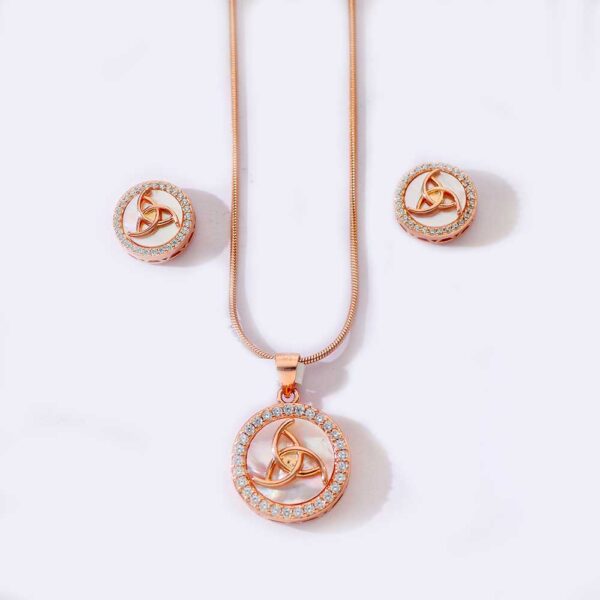 Pearl Radiance Trinity Set/With Or Without Chain - Image 2