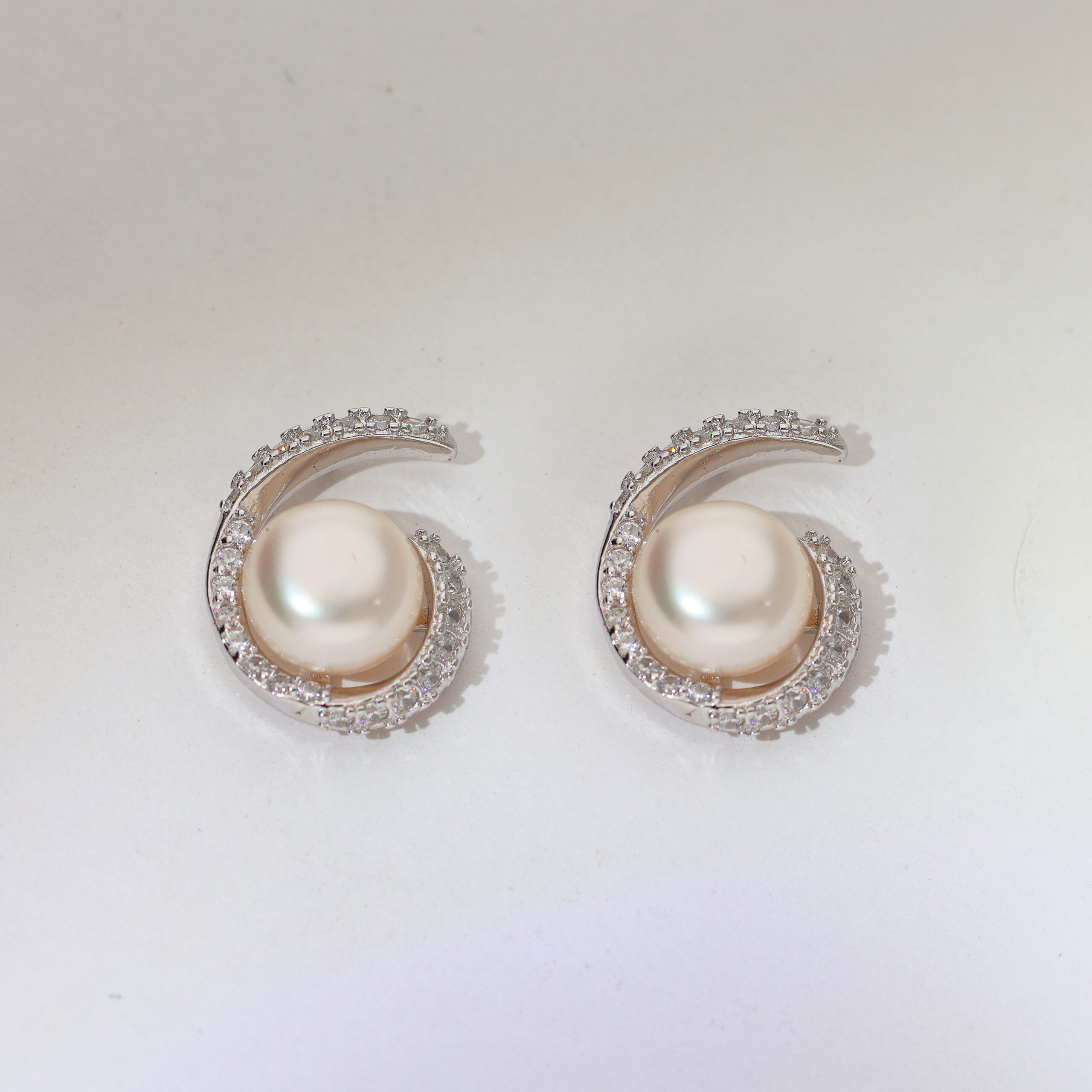 Moon Pearl Halo Earring - Image 2