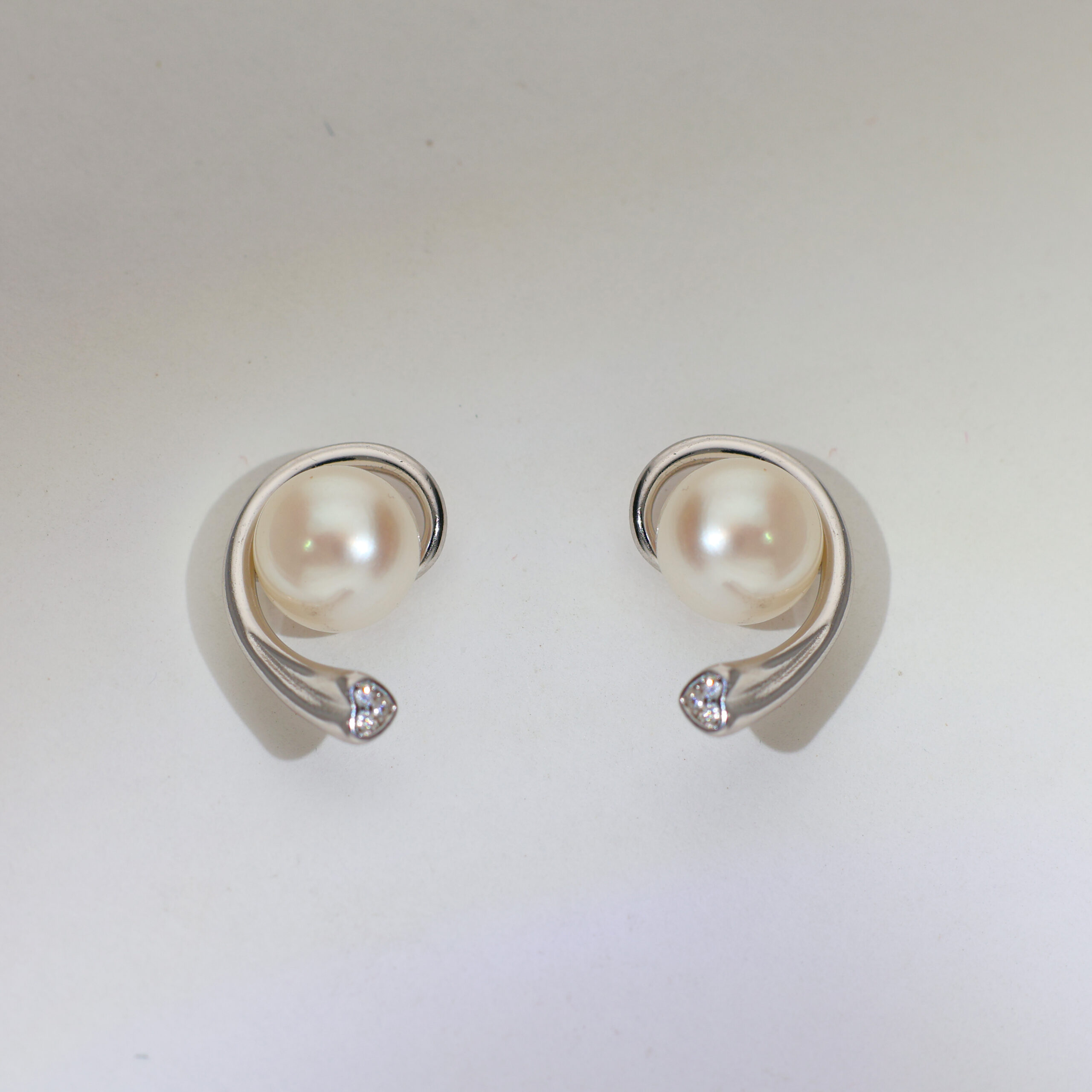 Swirl Pearl Classic Earring - Image 2