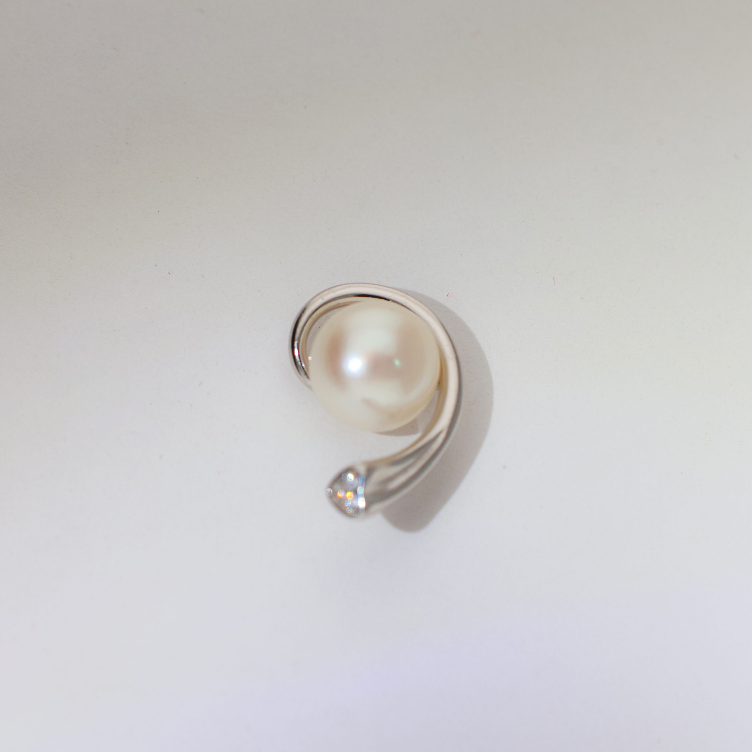 Swirl Pearl Classic Earring - Image 3