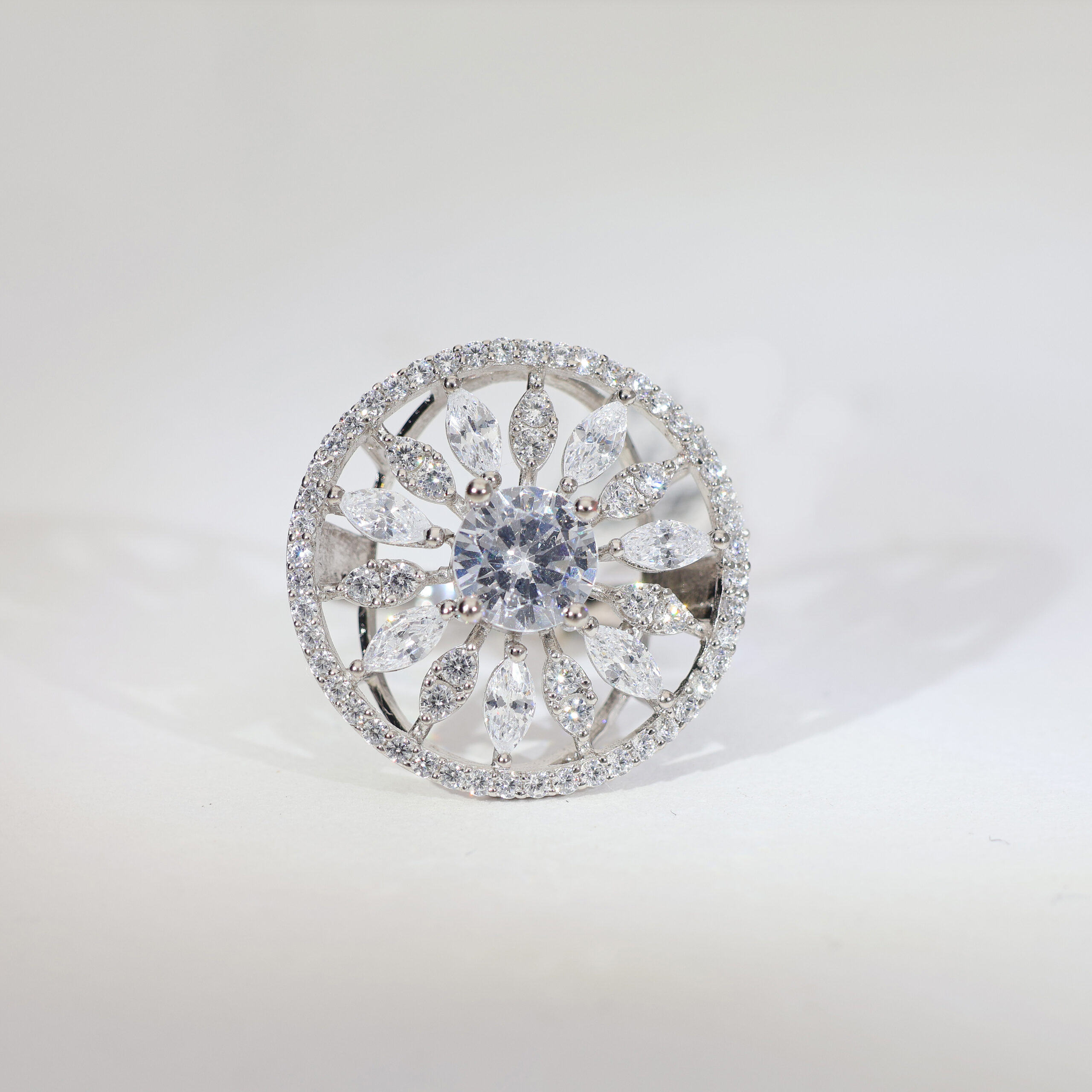 Daisy Wheel Sparkle ladies ring - Image 2