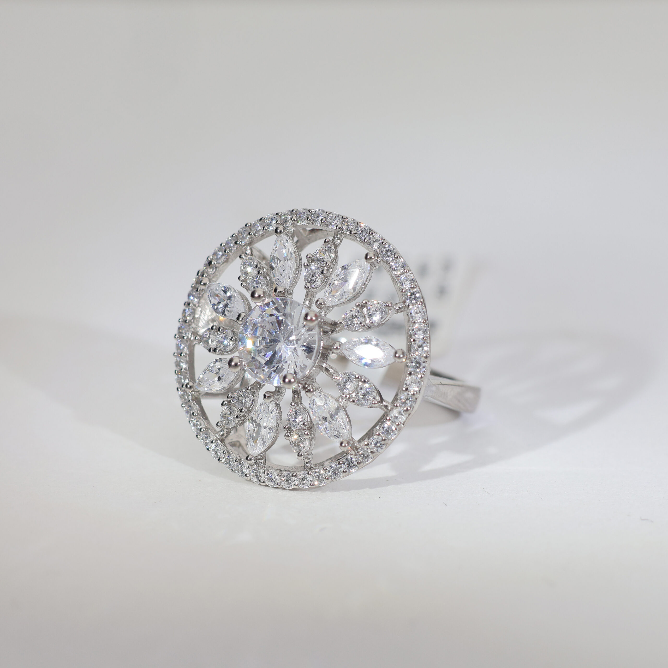 Daisy Wheel Sparkle ladies ring - Image 3