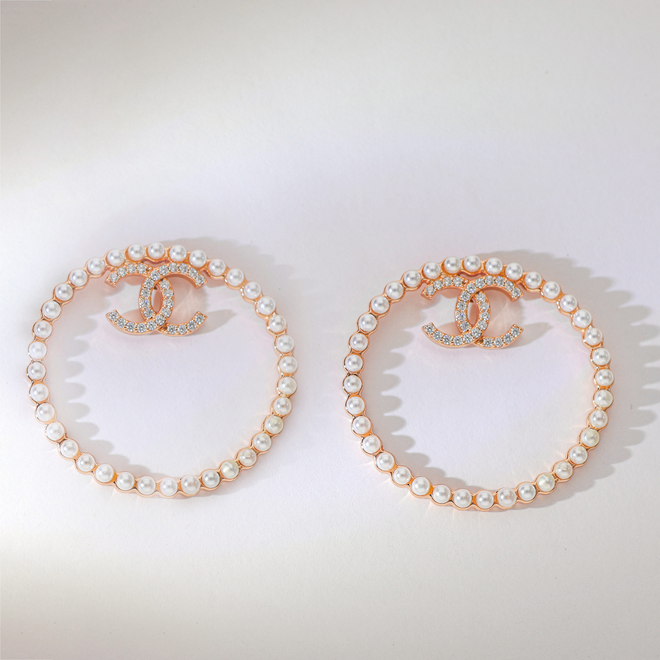 Classic Pearl Circle Rosegold Earrings - Image 2