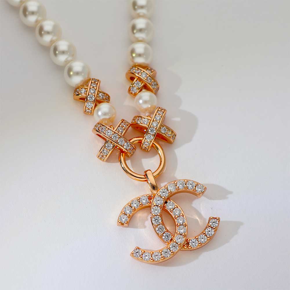 Luxe Pearl Embrace Necklace - Image 3