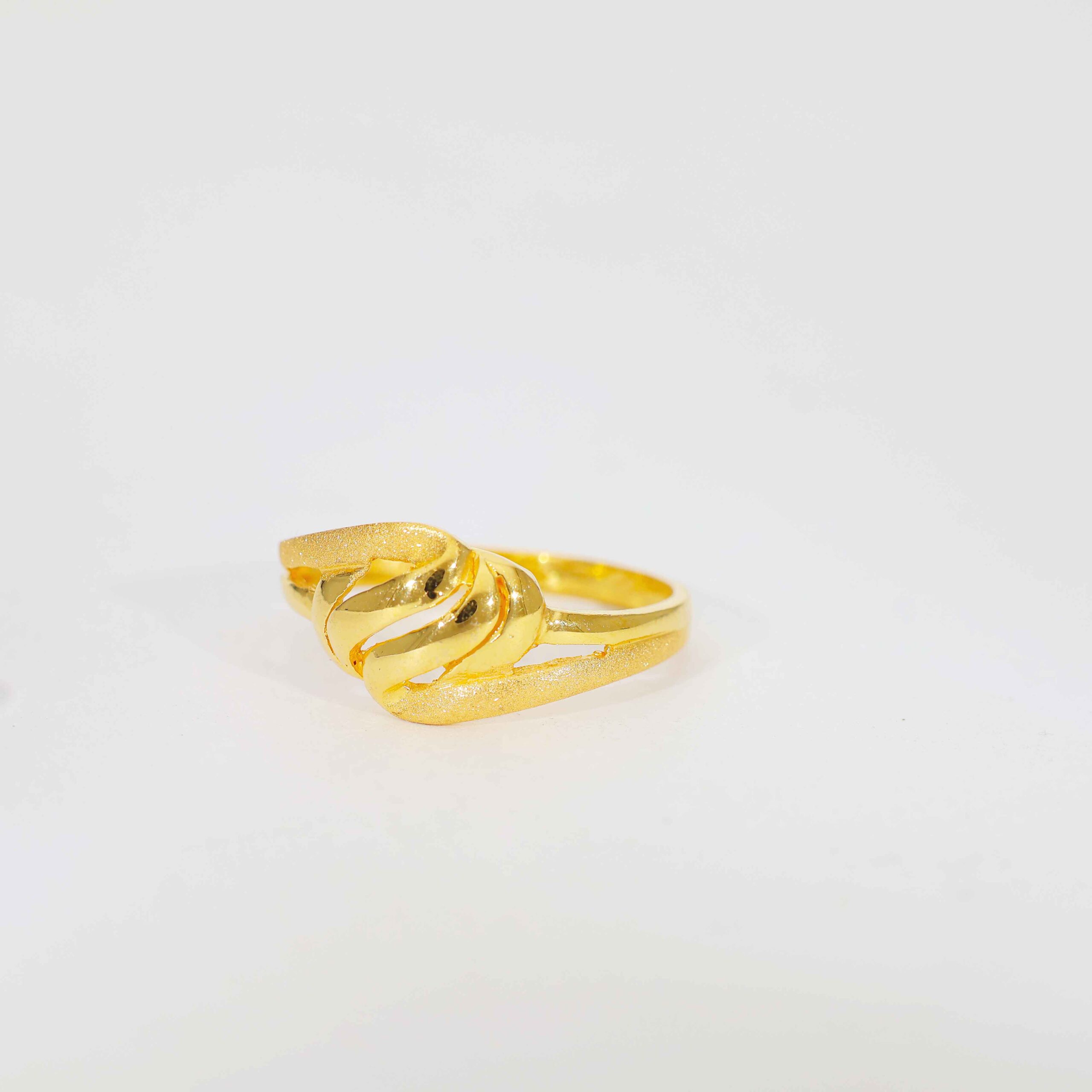 Golden Wave Twist Ladies Ring - Image 3