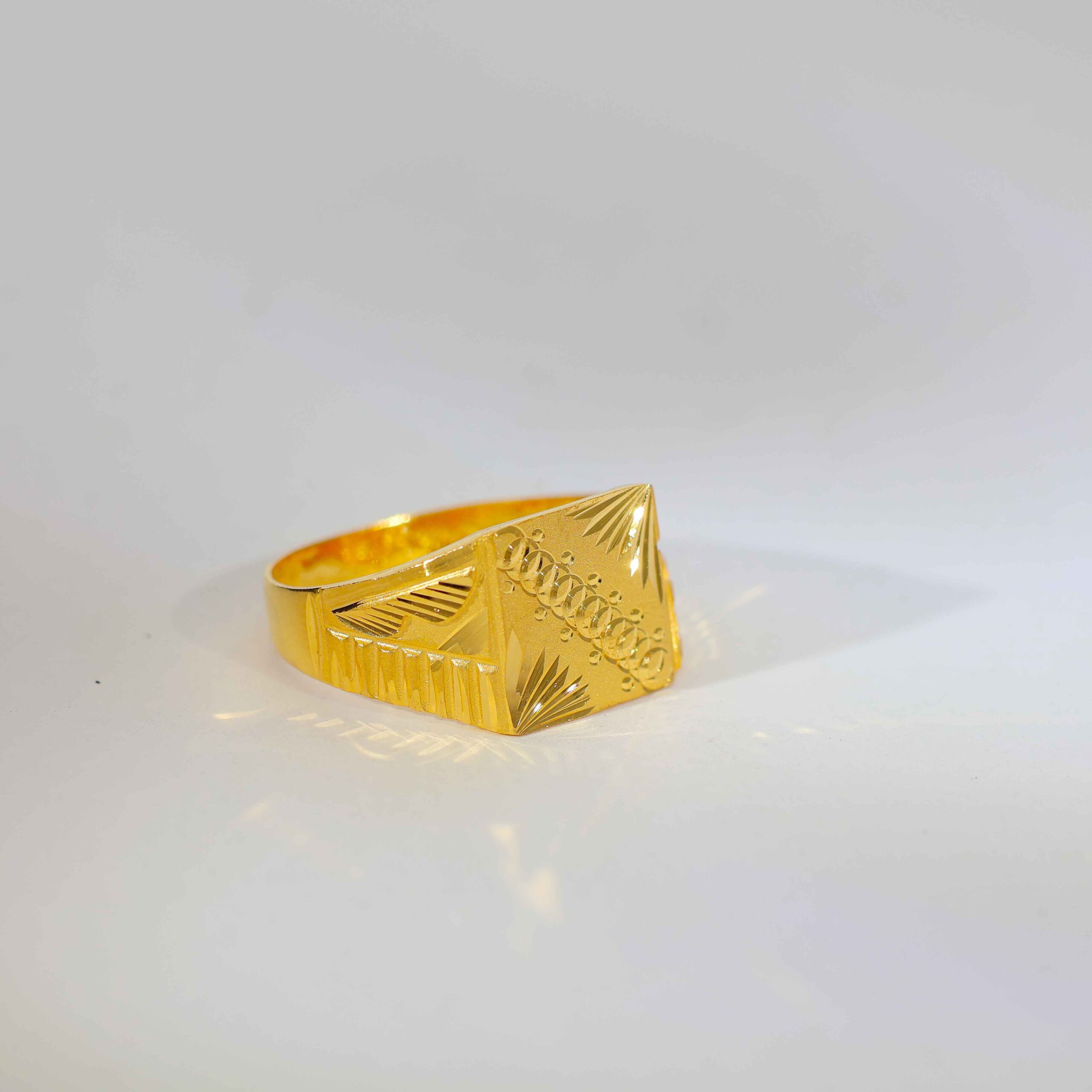 Saffron Panel gents gold ring - Image 2