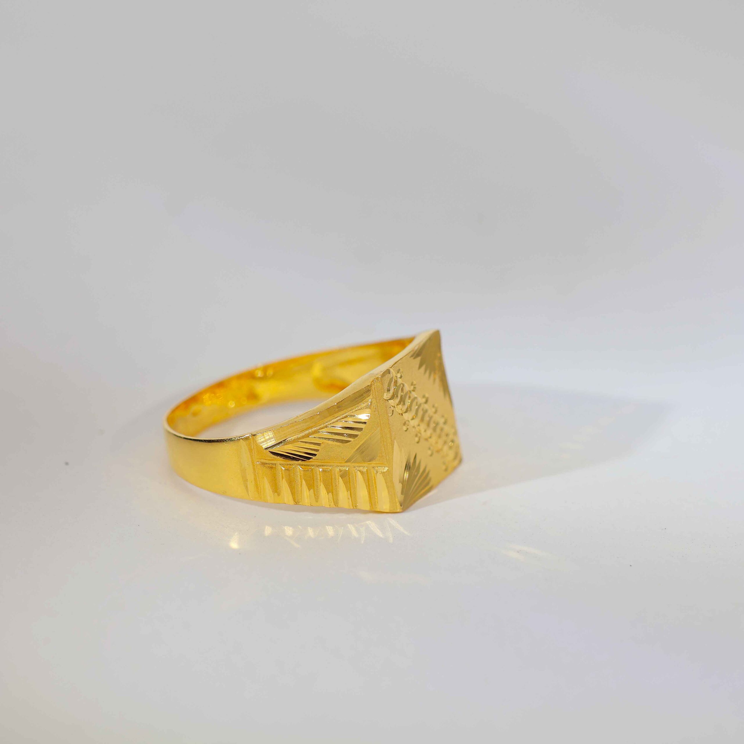 Saffron Panel gents gold ring - Image 3