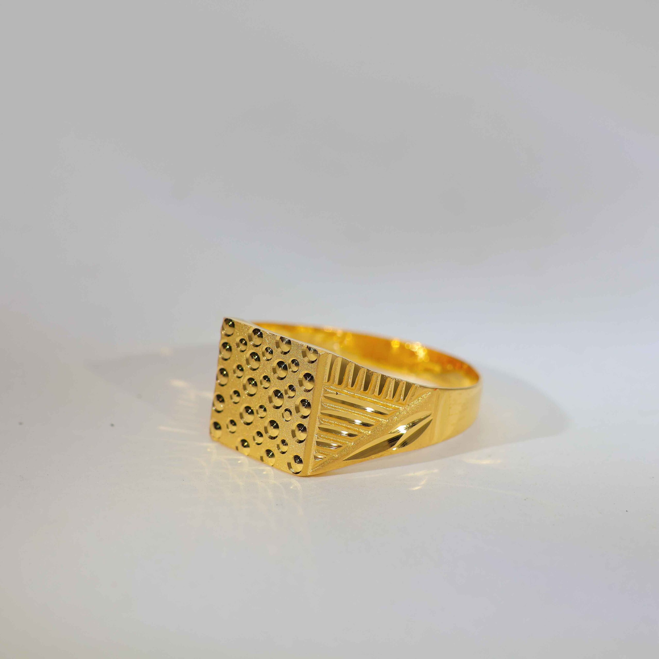 Dotted Diamond gents gold ring - Image 4