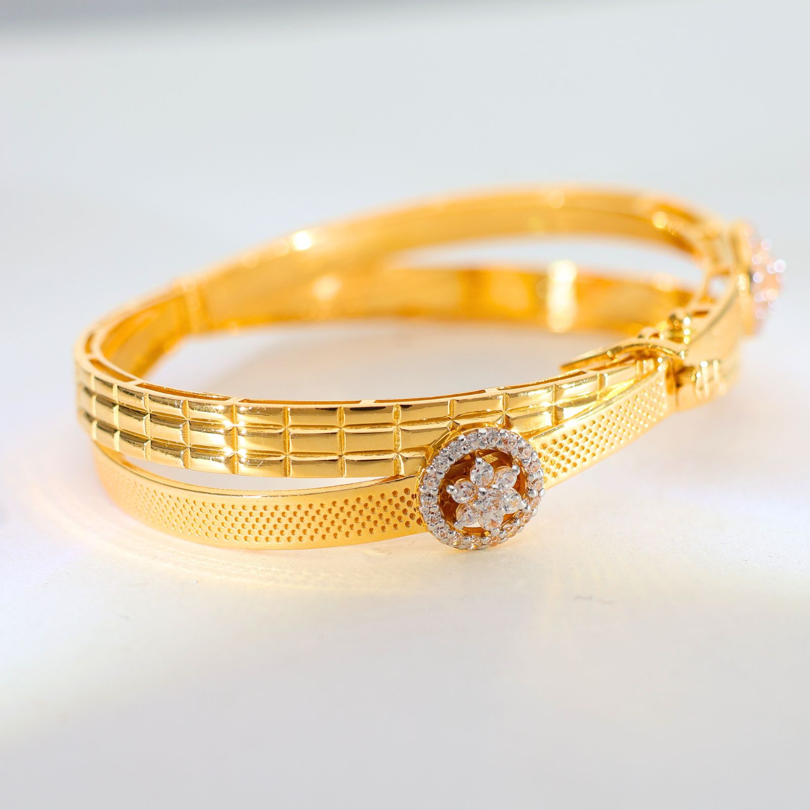 Golden Twin Bloom Ladies Gold Bracelet - Image 4