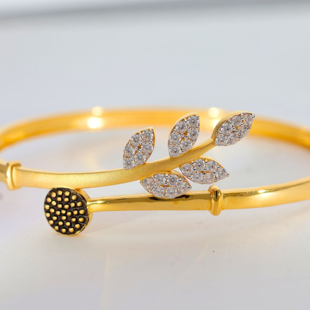 Leaf Shine Gold Ladies Bracelet - Image 2