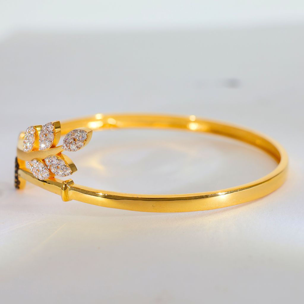 Leaf Shine Gold Ladies Bracelet - Image 3