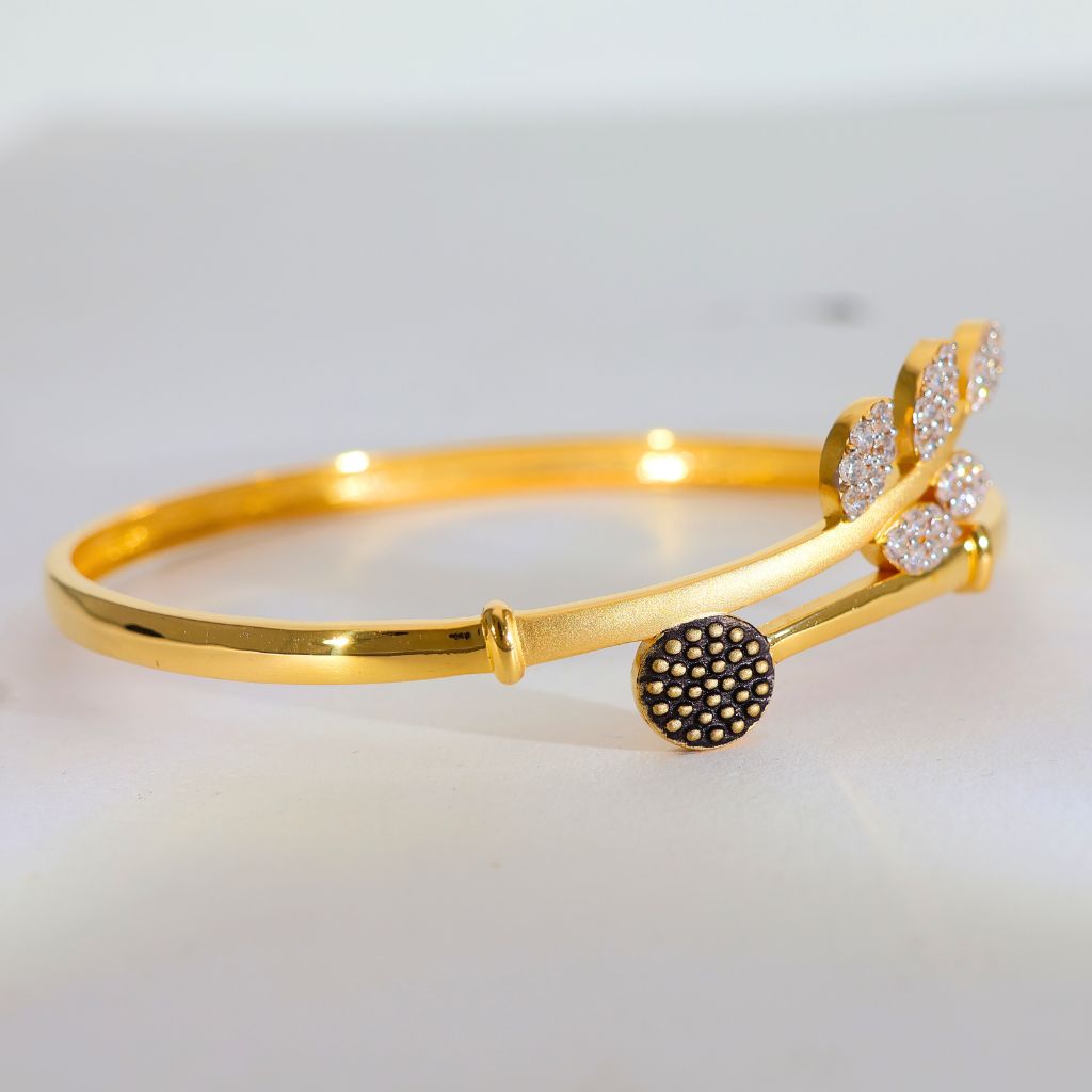 Leaf Shine Gold Ladies Bracelet - Image 4