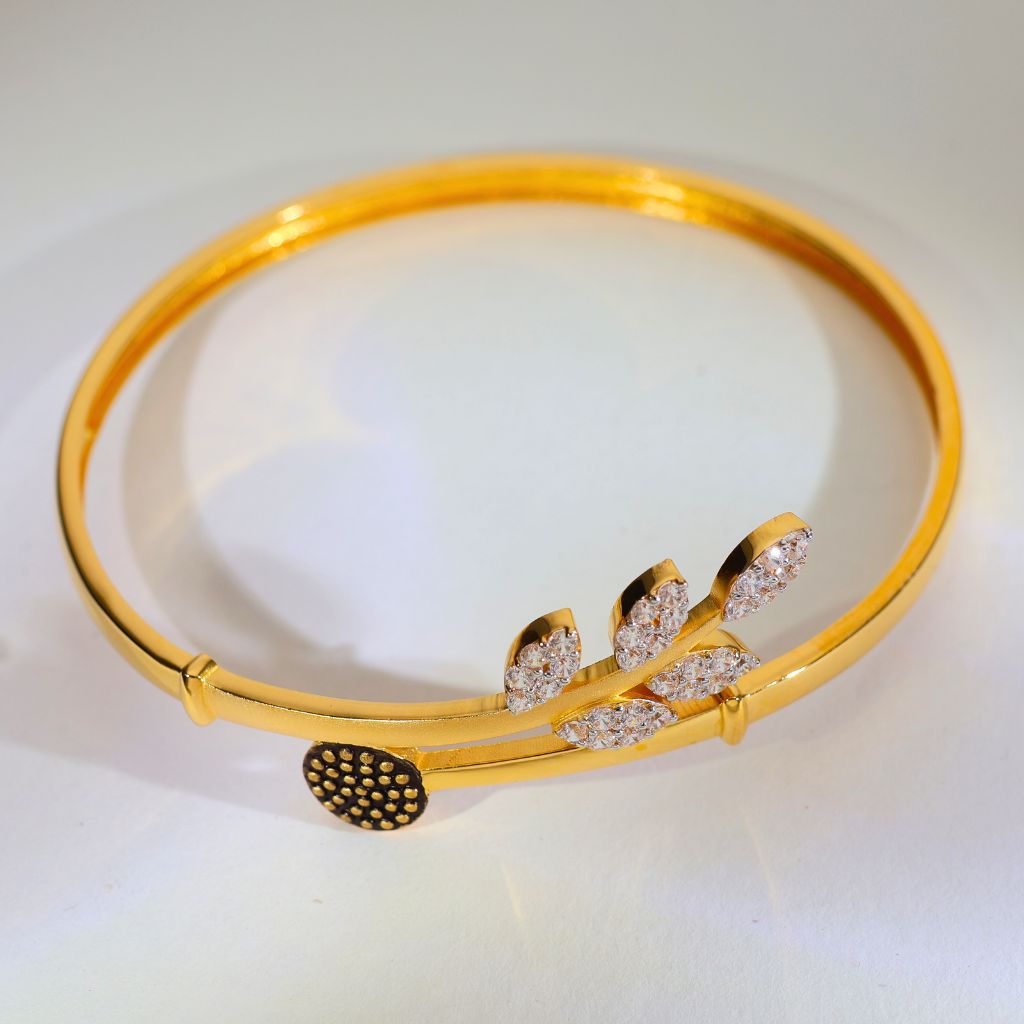 Leaf Shine Gold Ladies Bracelet - Image 5