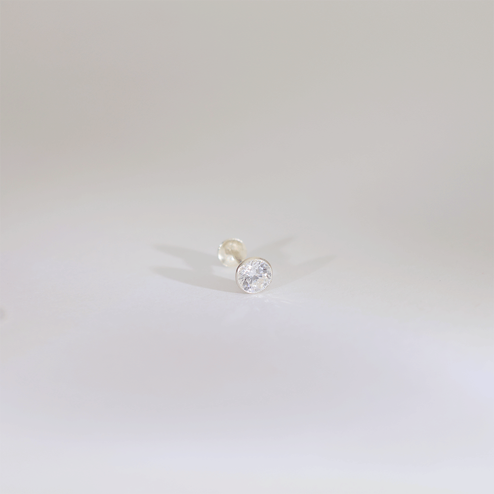 Royal Spark Solitaire Nose pin (Single Piece) - Image 3
