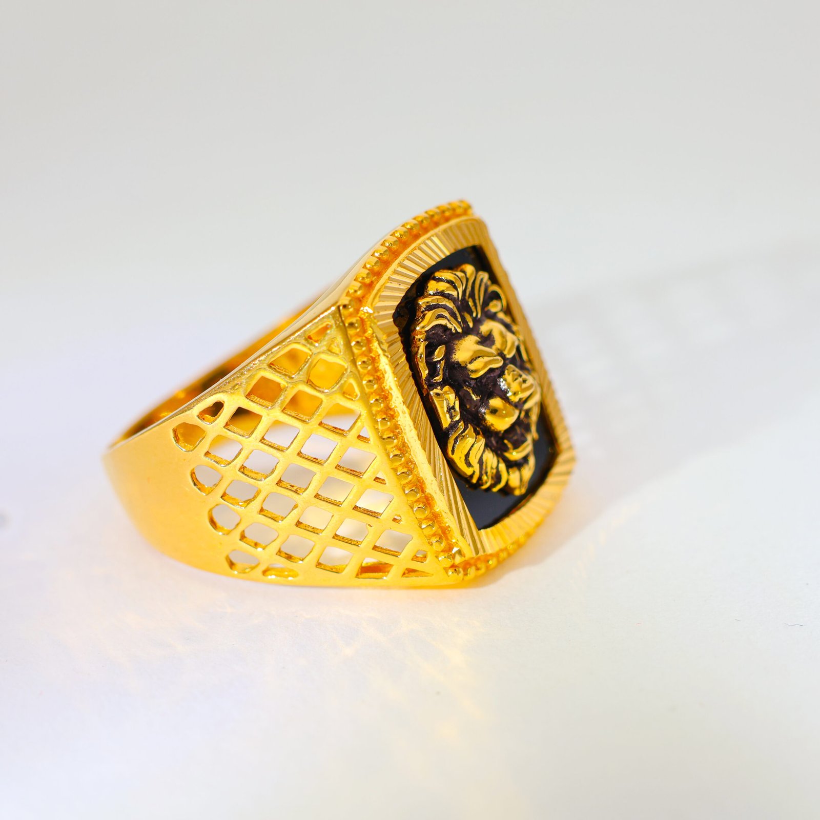 Lion Crest Gold Gents Ring - Image 3