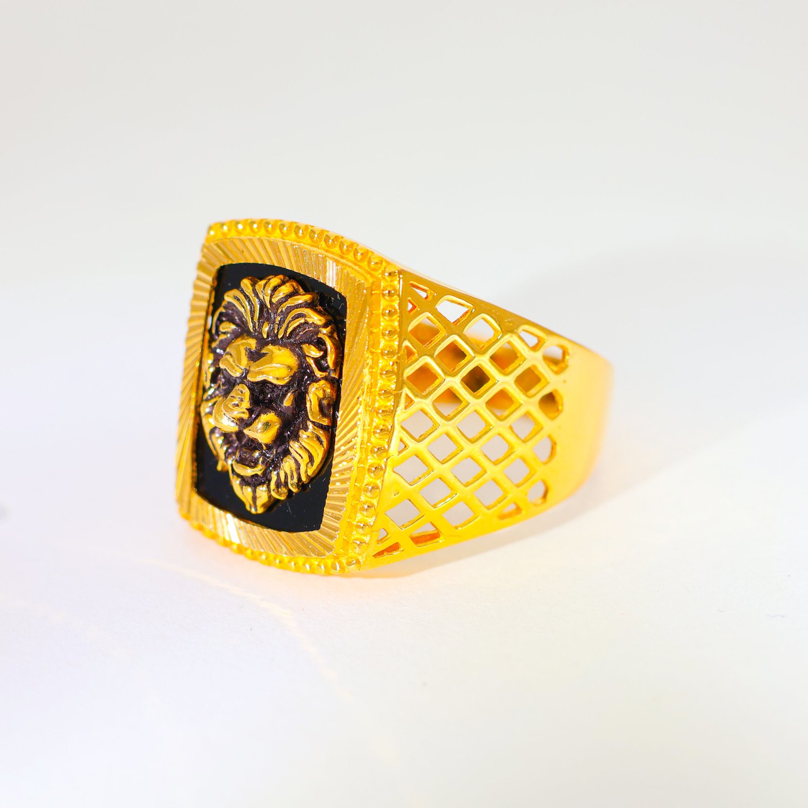 Lion Crest Gold Gents Ring - Image 4