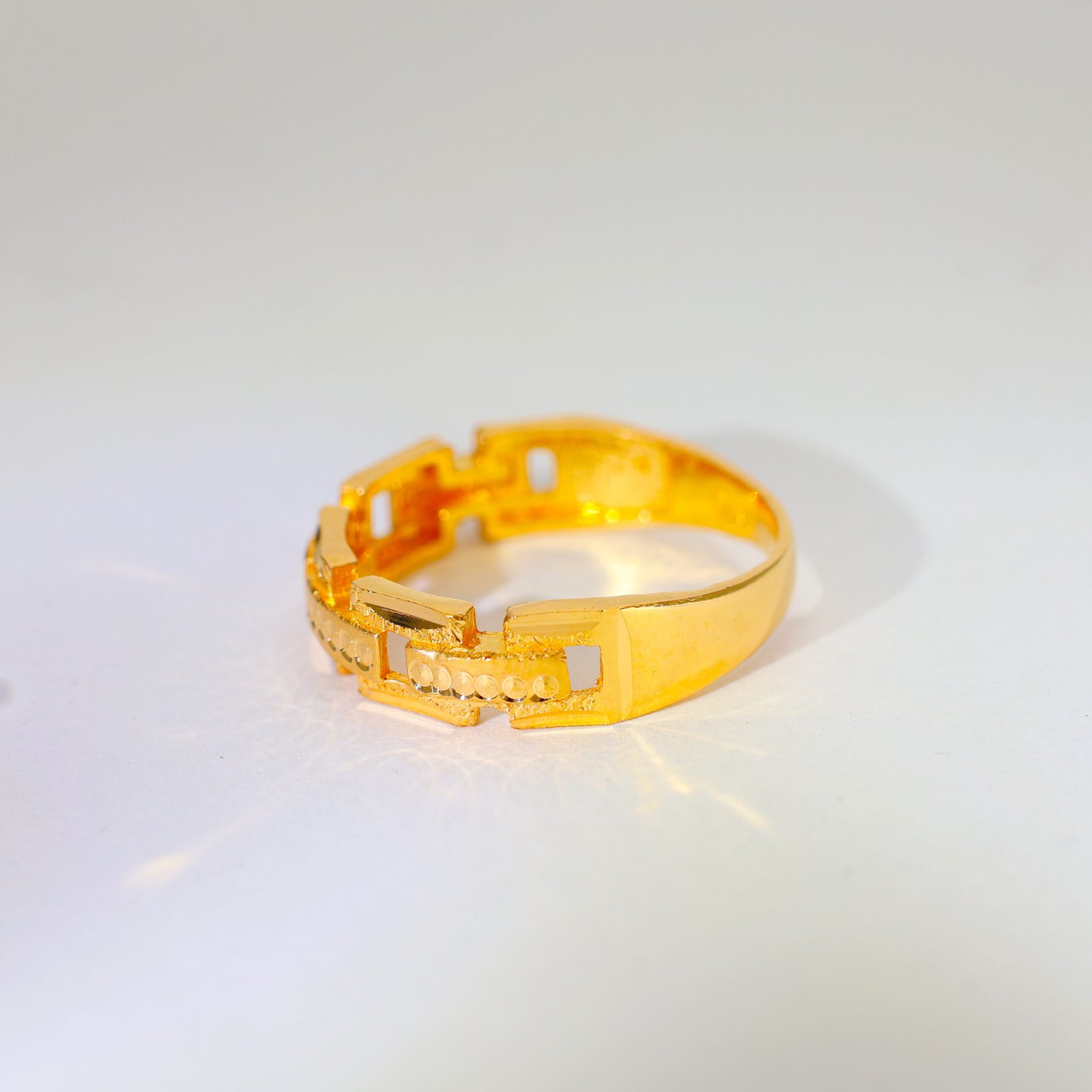 Golden Link Gold Ladies Ring - Image 3