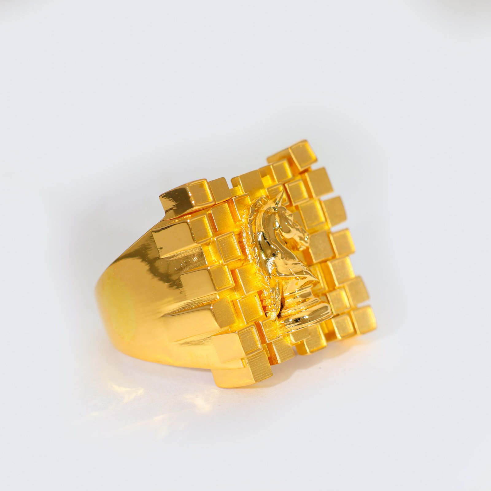 King's Move Gold Gents Ring - Image 2