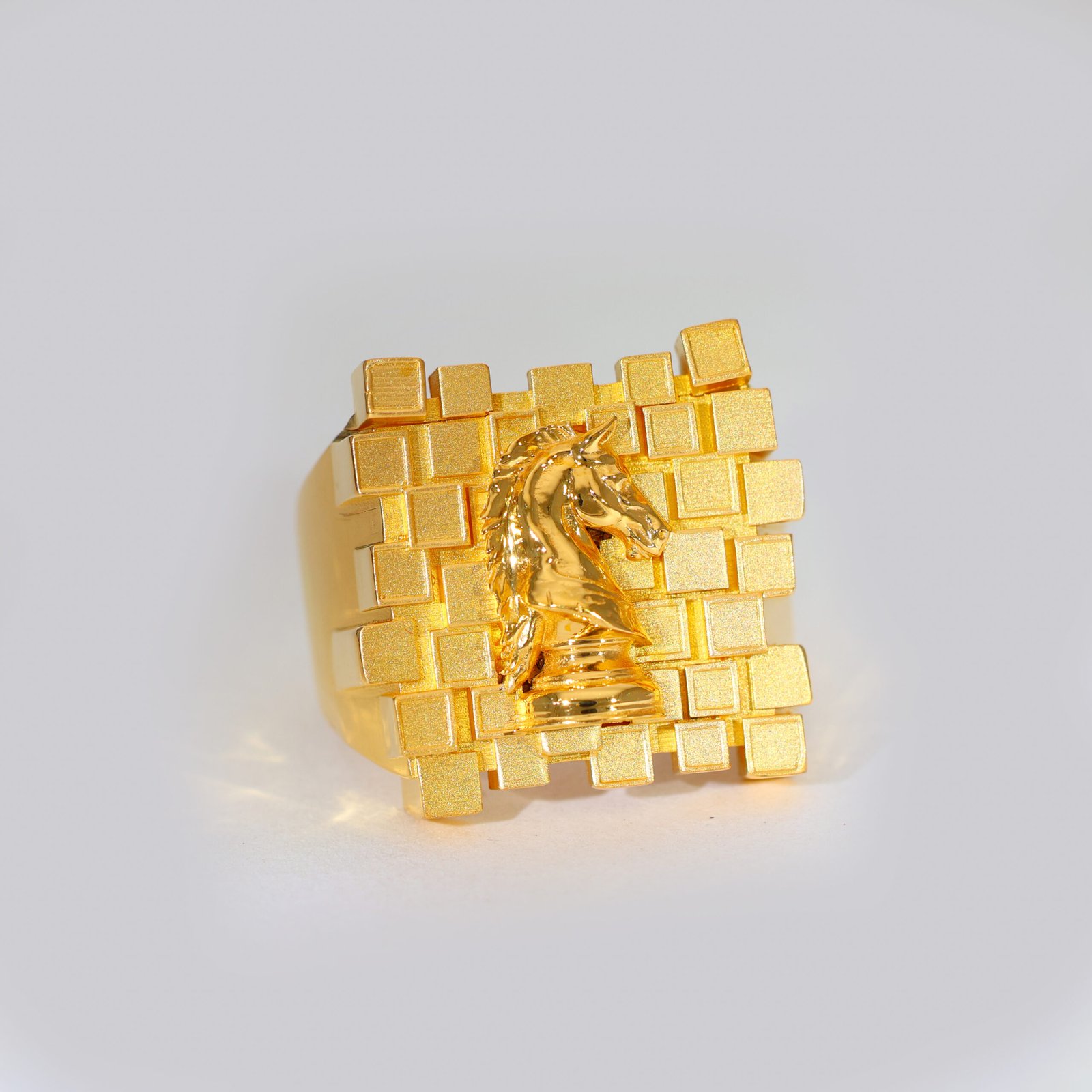 King's Move Gold Gents Ring