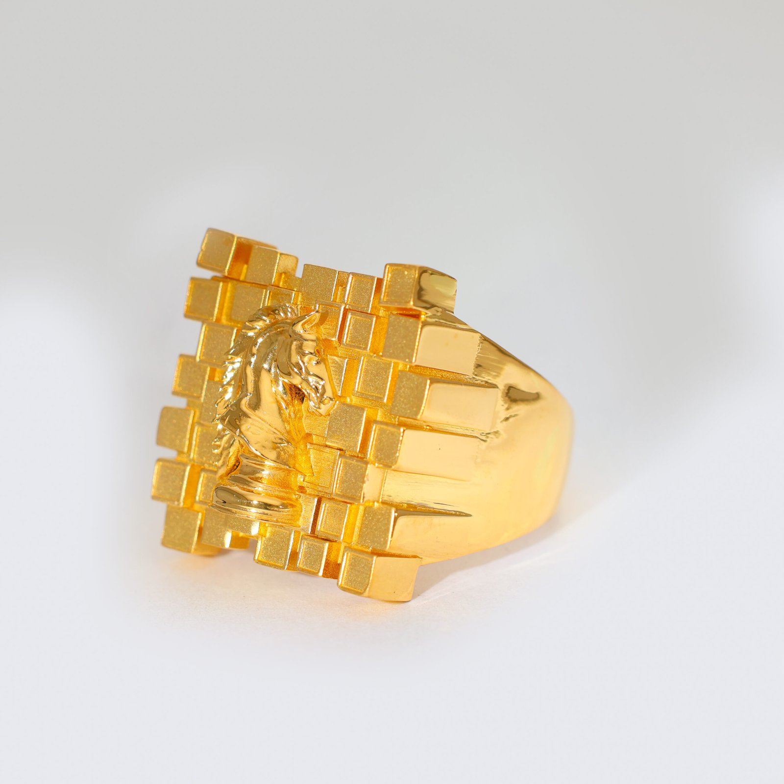 King's Move Gold Gents Ring - Image 3
