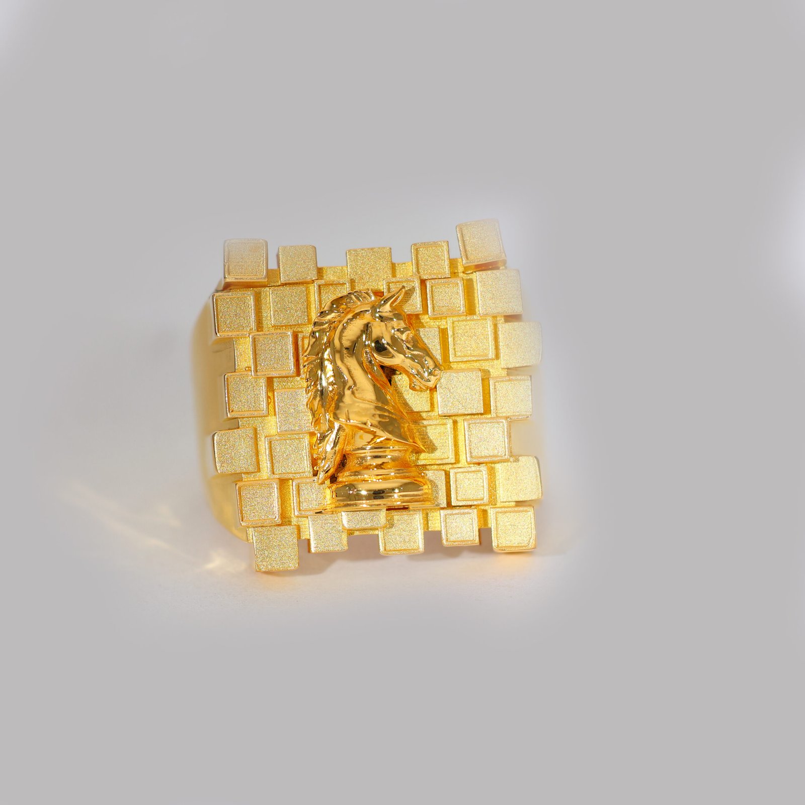 King's Move Gold Gents Ring - Image 4