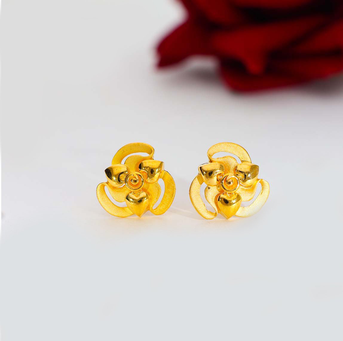 Heart Blossom Gold Earring - Image 3