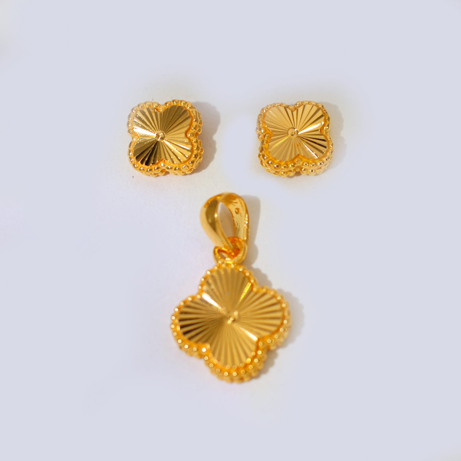 Golden Clover Gold Pendant Set