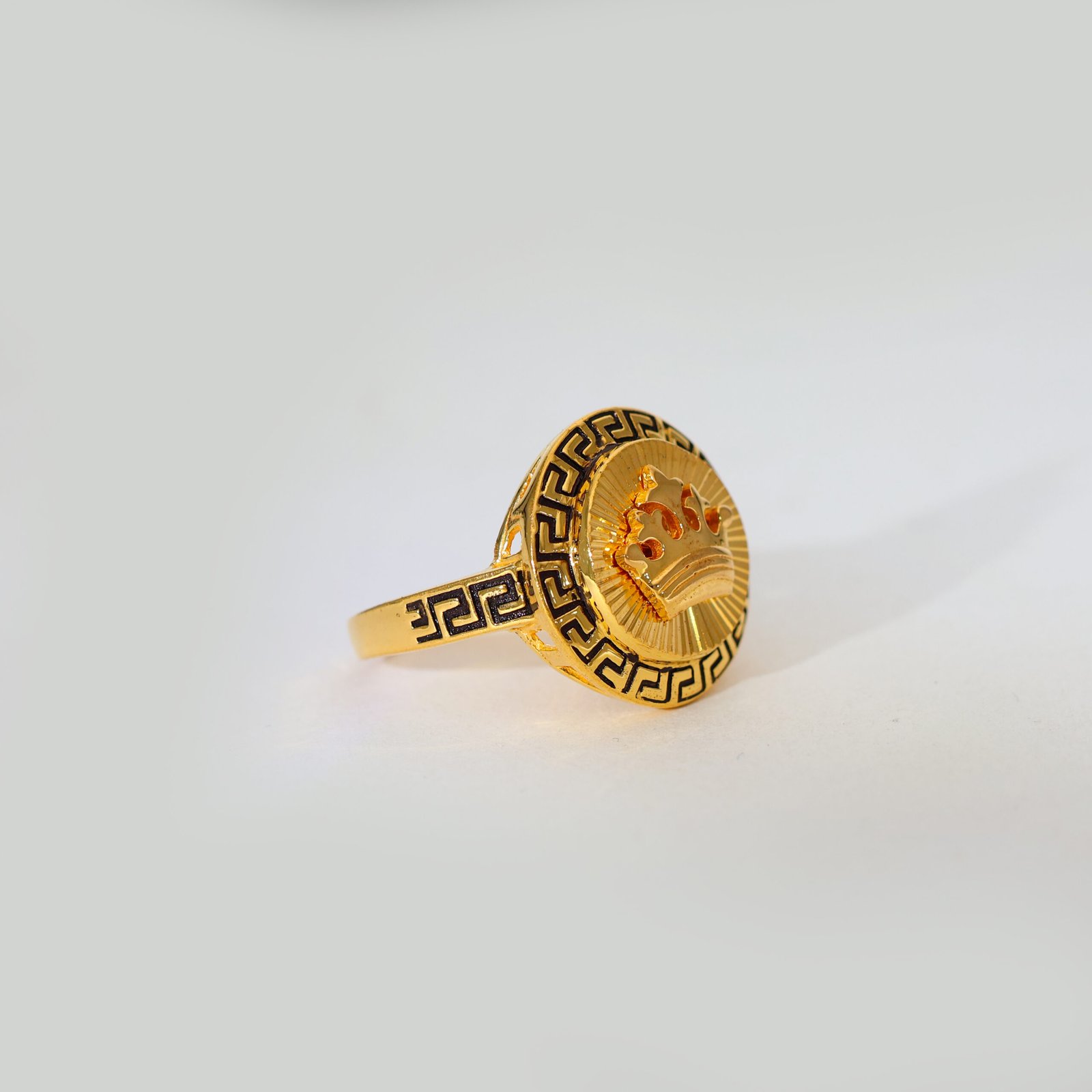 Royal Crown Gold Ladies Ring - Image 3