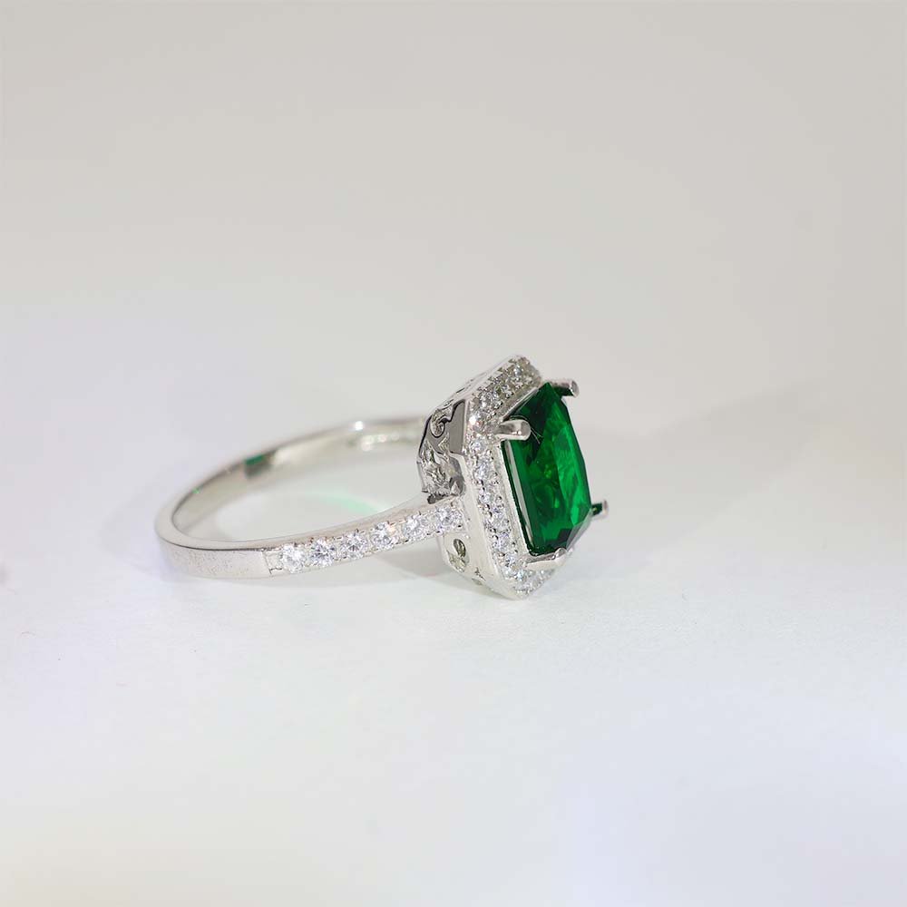 Emerald Glow Everyday Ring - Image 3