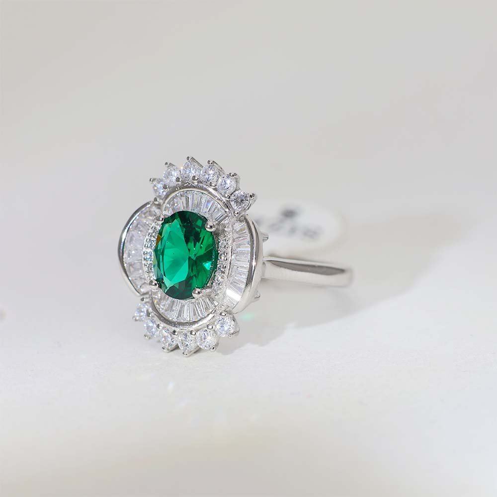 Emerald Queen Diamond Ring - Image 4