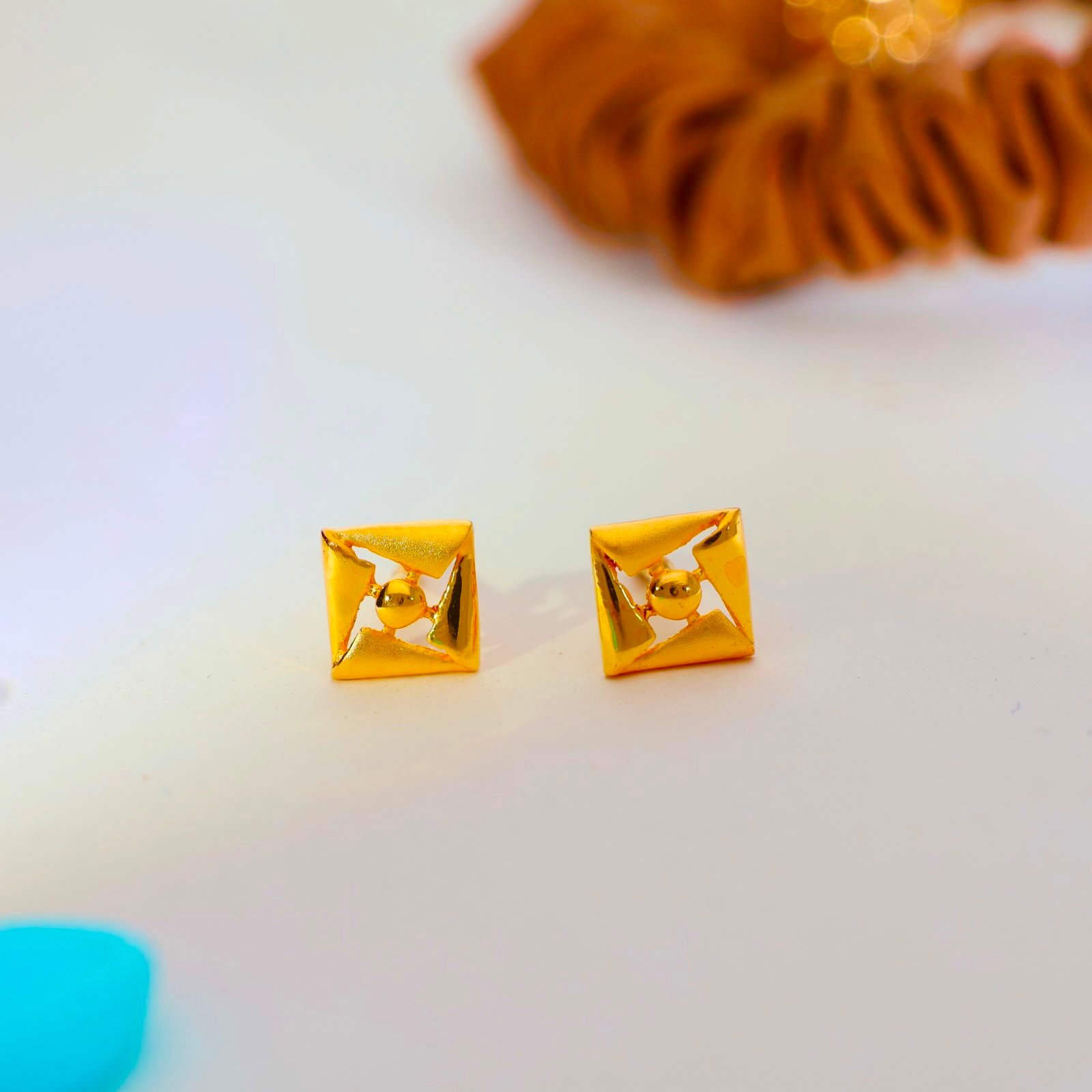 Square Shine Gold Ladies Earrings - Image 3