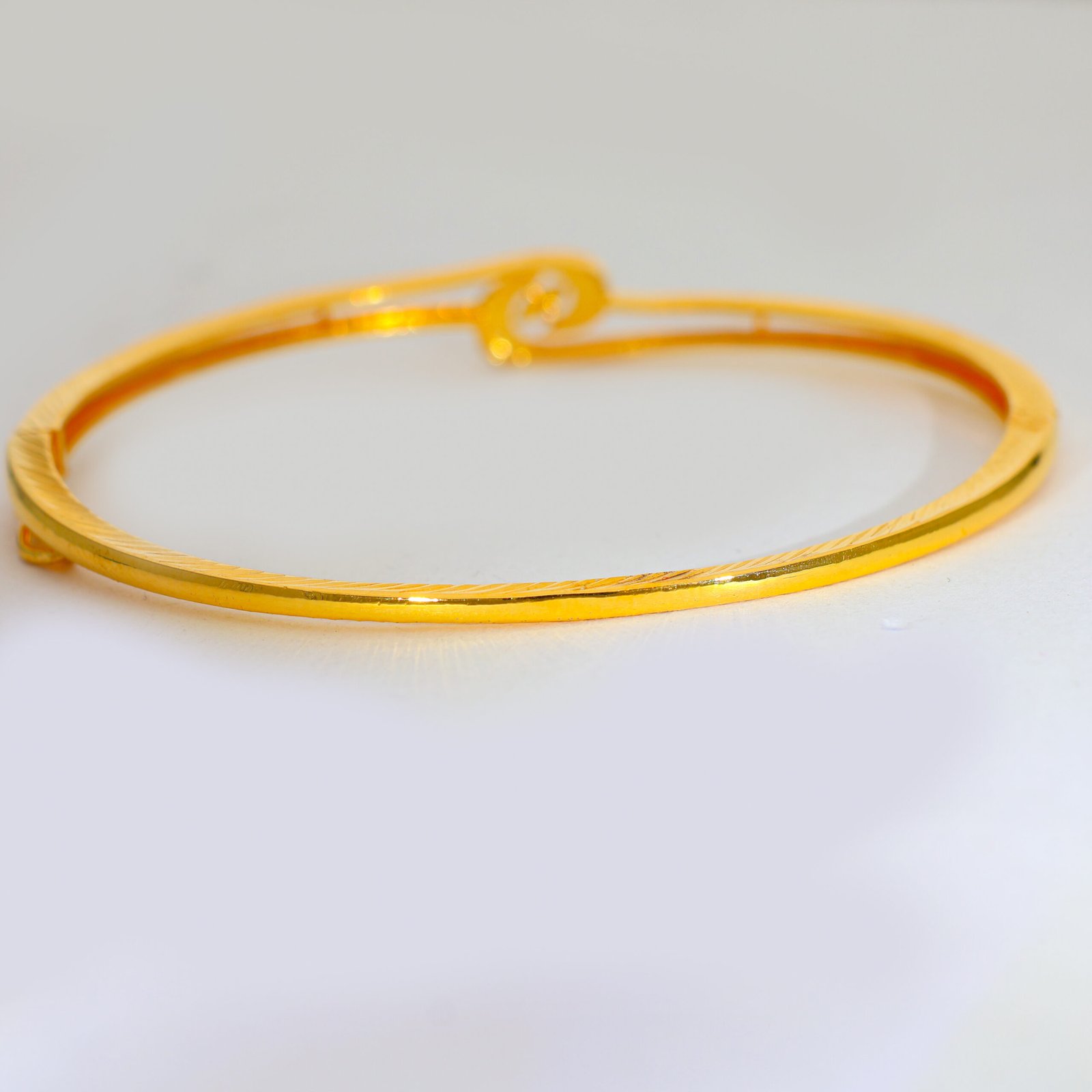 Elegant Loop Gold Ladies Kadha - Image 4