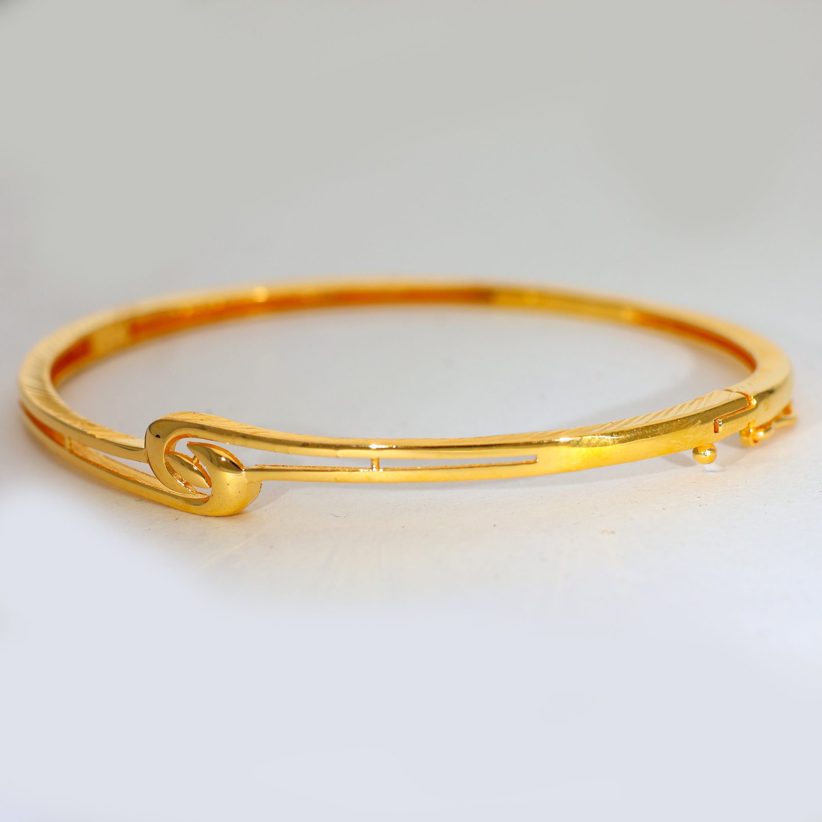 Elegant Loop Gold Ladies Kadha - Image 3