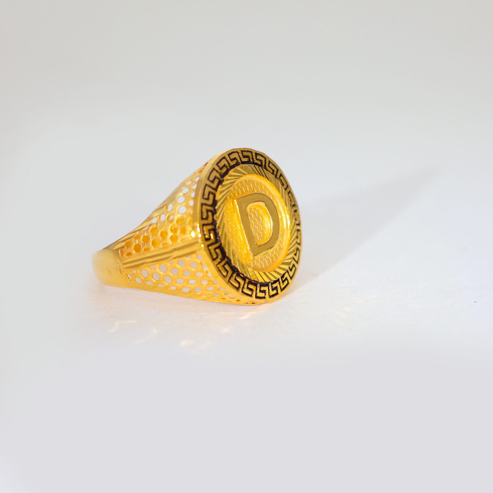 Royal Initial D Gold Gents Ring - Image 2