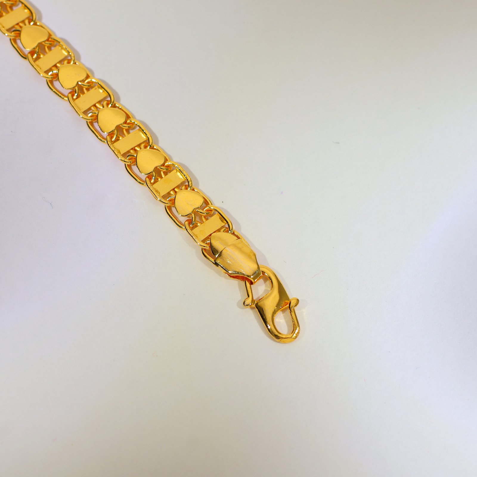 Royal Radiance Diamond Gold Bracelet - Image 4