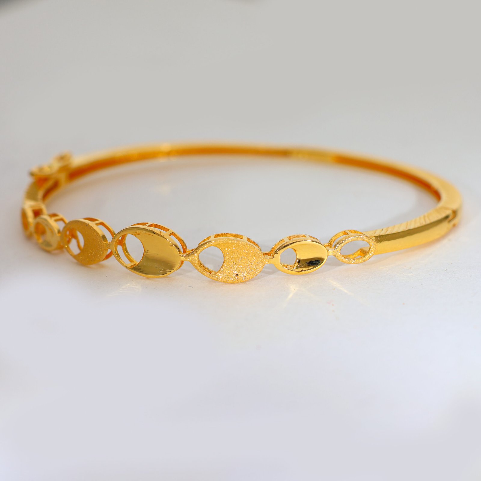 Golden Flow Gold Ladies Kadha - Image 3