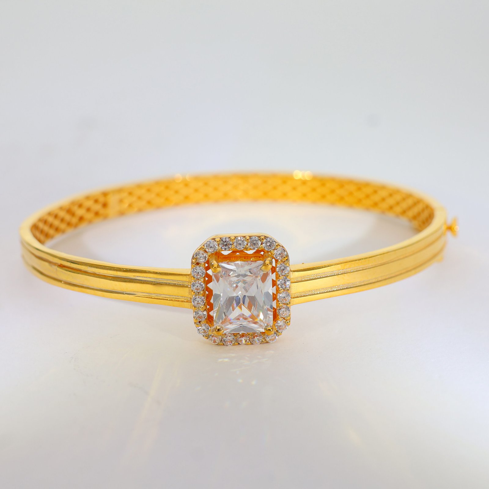 Regal Solitaire Halo Gold Kada
