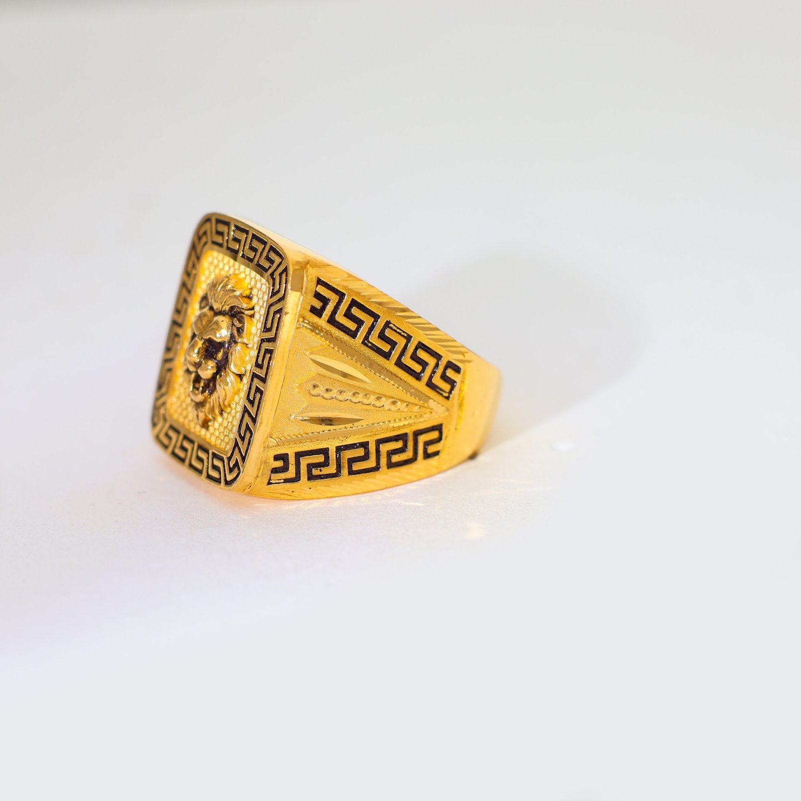 Royal Lion Gold Gents Ring - Image 4