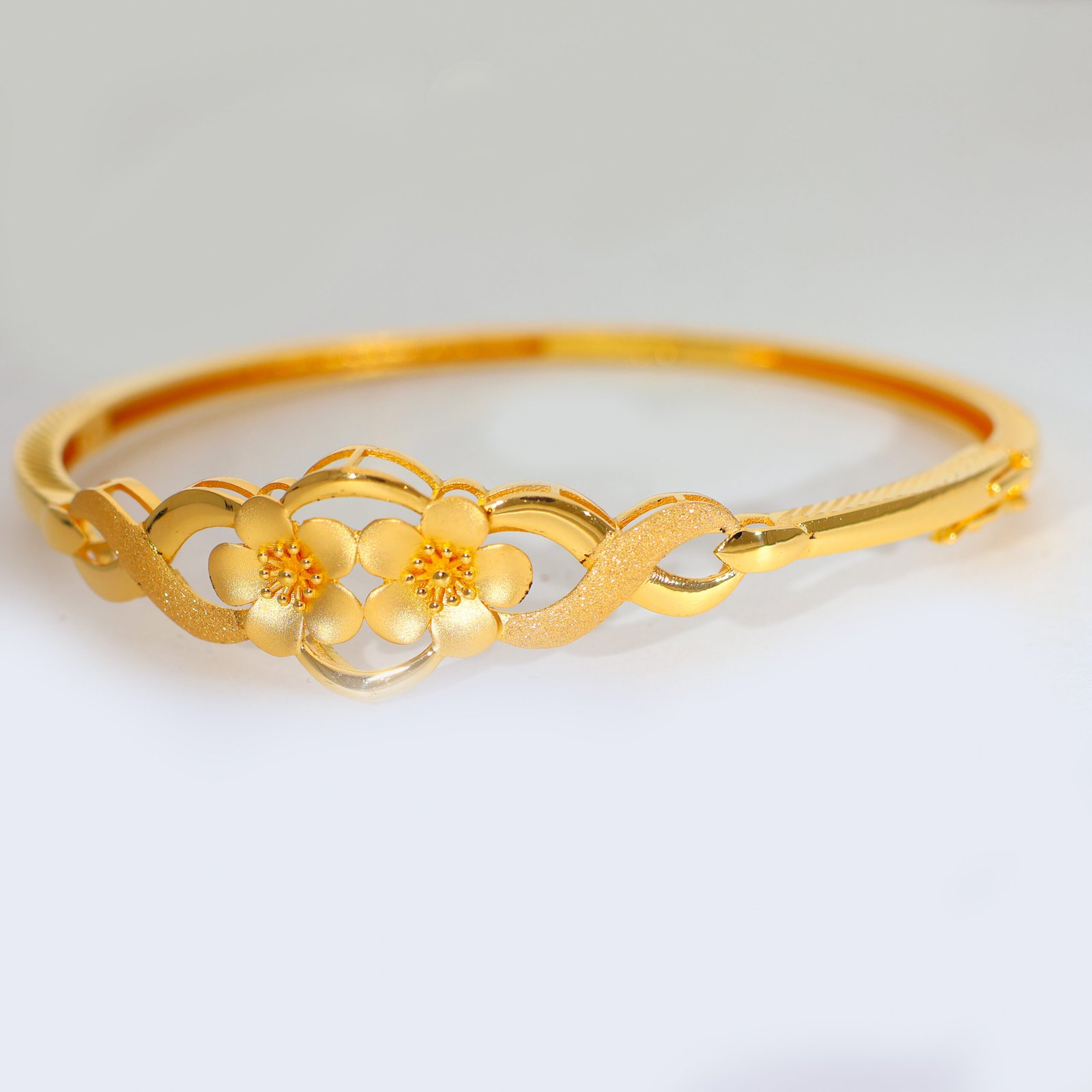 Classic Twist Gold Ladies Kadha - Image 4