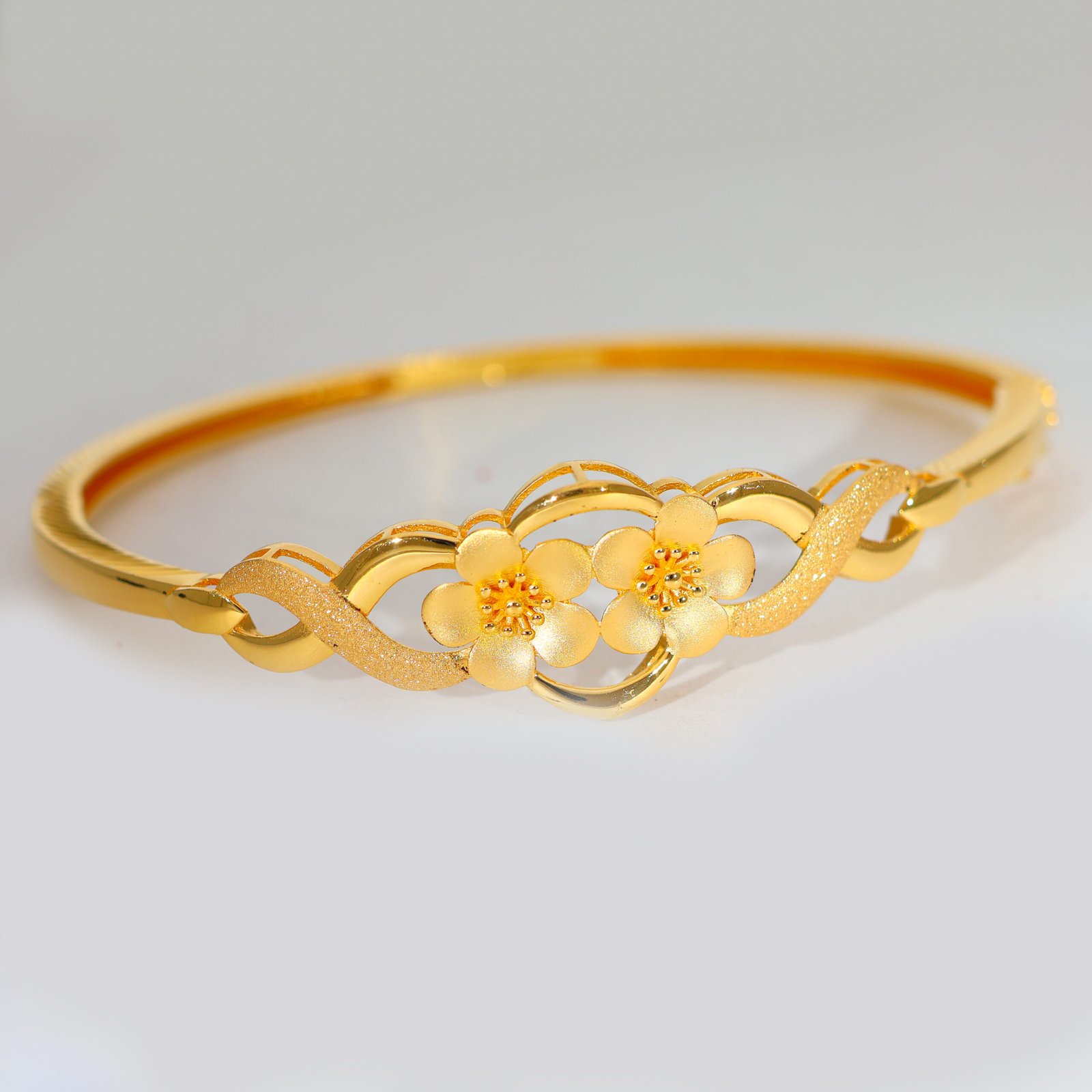 Classic Twist Gold Ladies Kadha - Image 3
